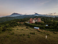 Im Hintergrund links der Kilimanjaro und rechts der Mawenzi